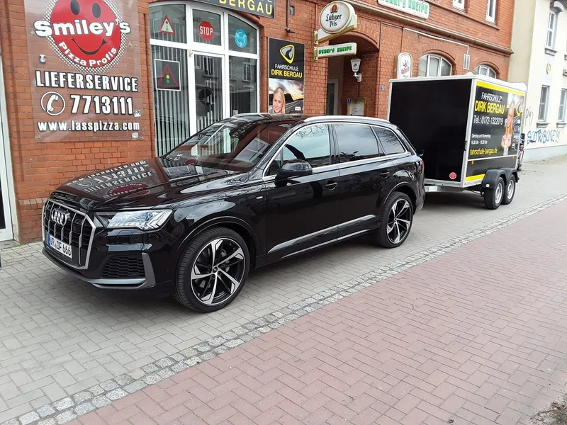 Audi Q3 mit Anhänger – Ausbildungsfahrzeug der Fahrschule Bergau in Greifswald